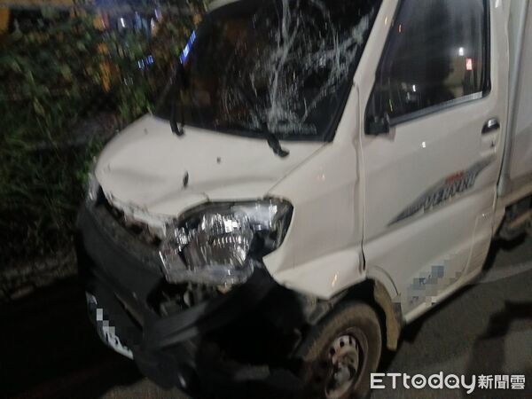 ▲▼小貨車闖紅燈撞飛機車,騎士與乘客2人受傷送醫 。(圖/記者陳以昇翻攝)