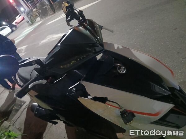 ▲▼小貨車闖紅燈撞飛機車,騎士與乘客2人受傷送醫 。(圖/記者陳以昇翻攝)