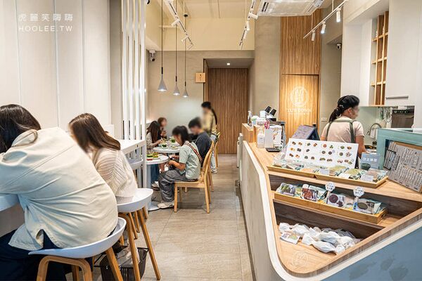 ▲▼高雄抹茶控必訪「兔思糖法式甜點」,超可愛北極熊馬卡龍,還有草莓蛋糕與現刷草莓抹茶。(圖/部落客虎麗提供)