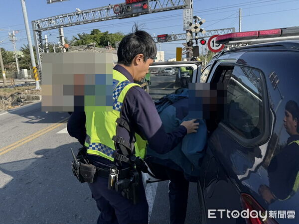 ▲▼ 失明老翁迷路鐵道旁徘徊 水上警及時救援護送返家 。(圖/水上分局提供)