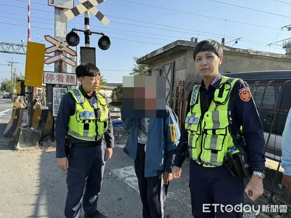 ▲▼ 失明老翁迷路鐵道旁徘徊 水上警及時救援護送返家 。(圖/水上分局提供)
