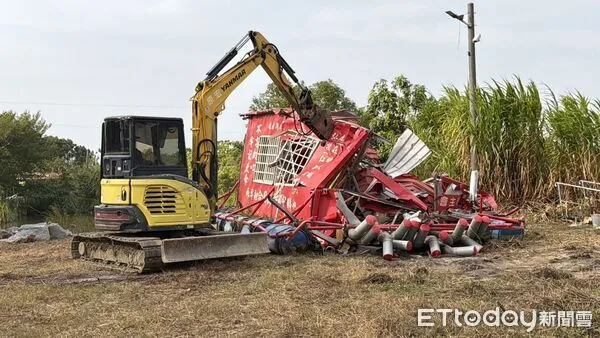 ▲「台灣人民共產黨」元旦於新營公共場域升掛五星旗引發爭議,台南市政府依法執行違法設施拆除。(記者林東良翻攝,下同)