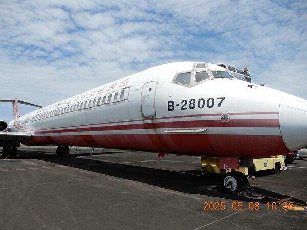 ▲▼行政執行署台北分署6日第3次拍賣遠東航空編號B-28007的MD-83型客機,以320萬元底價拍定,1家航太工程公司得標。(圖/台北分署提供)