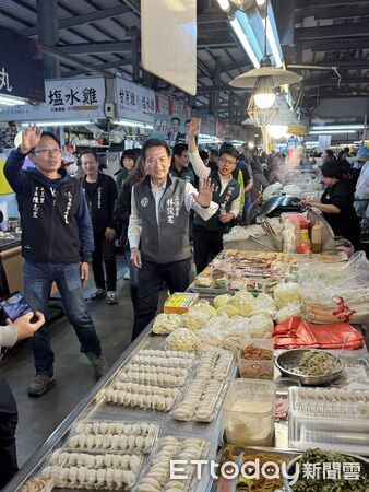 ▲立委林俊憲6日傍晚前往永康尚青黃昏市場掃街拜票,逐攤向鄉親請託支持。(記者林東良翻攝,下同)