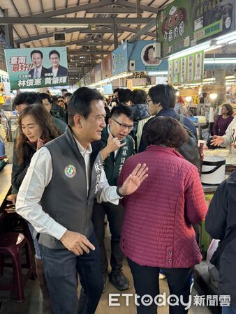 ▲立委林俊憲6日傍晚前往永康尚青黃昏市場掃街拜票,逐攤向鄉親請託支持。(記者林東良翻攝,下同)
