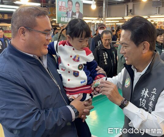 ▲立委林俊憲6日傍晚前往永康尚青黃昏市場掃街拜票,逐攤向鄉親請託支持。(記者林東良翻攝,下同)