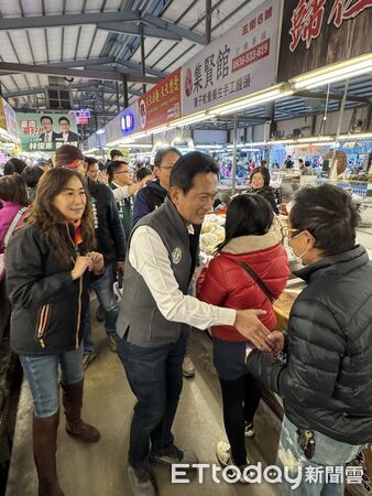 ▲立委林俊憲6日傍晚前往永康尚青黃昏市場掃街拜票,逐攤向鄉親請託支持。(記者林東良翻攝,下同)