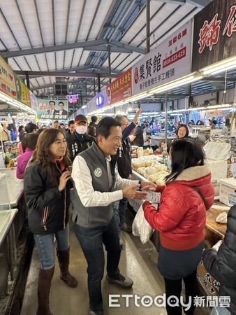 ▲立委林俊憲6日傍晚前往永康尚青黃昏市場掃街拜票,逐攤向鄉親請託支持。(記者林東良翻攝,下同)