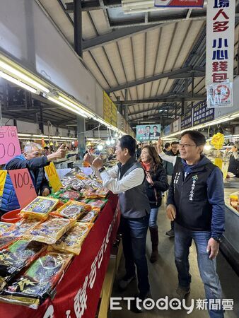 ▲立委林俊憲6日傍晚前往永康尚青黃昏市場掃街拜票,逐攤向鄉親請託支持。(記者林東良翻攝,下同)