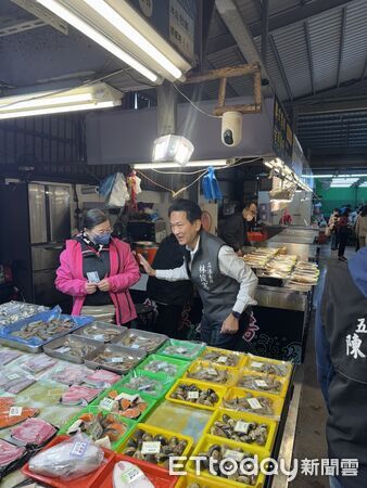 ▲立委林俊憲6日傍晚前往永康尚青黃昏市場掃街拜票,逐攤向鄉親請託支持。(記者林東良翻攝,下同)