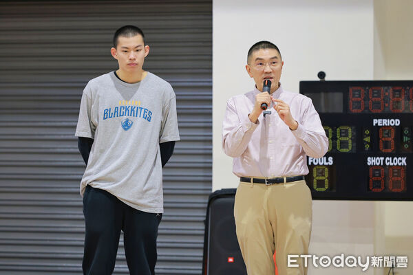▲SBL余祥平回饋母校指導籃球。(圖/記者郭世賢翻攝)