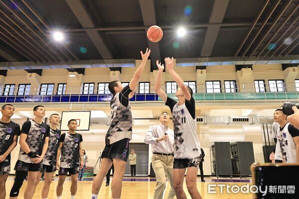 ▲SBL余祥平回饋母校指導籃球。(圖/記者郭世賢翻攝)