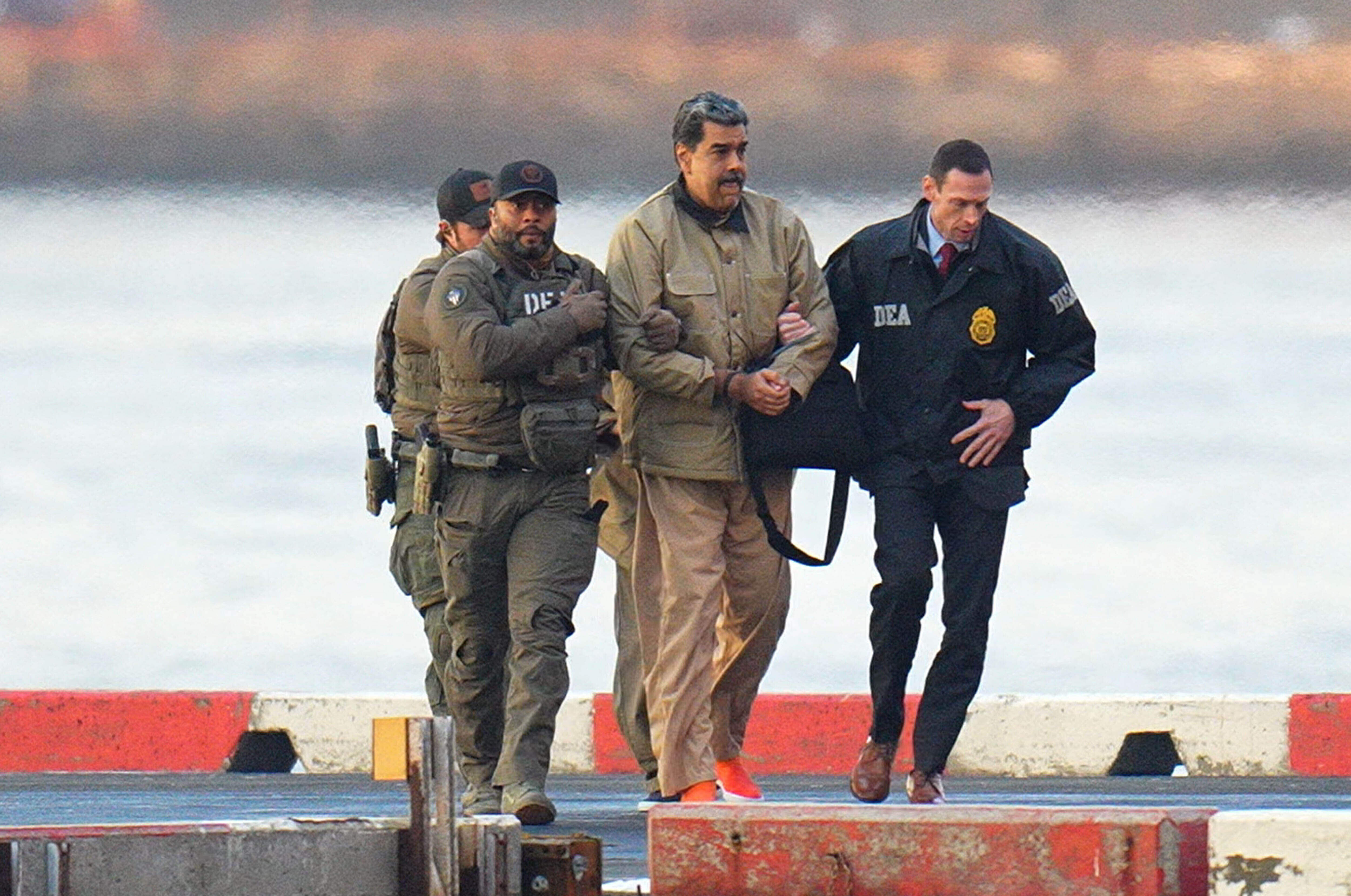 ▲▼委內瑞拉總統馬杜洛(Nicolas Maduro)及其妻子佛羅雷斯(Cilia Flores)遭美軍抓捕。(圖/達志影像/美聯社)