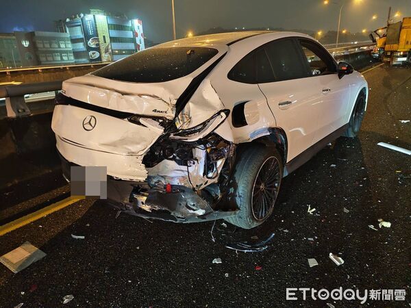 ▲國道中山高汐五高架北上路段6日傍晚發生4車追撞連環車禍 。(圖/記者張君豪翻攝)