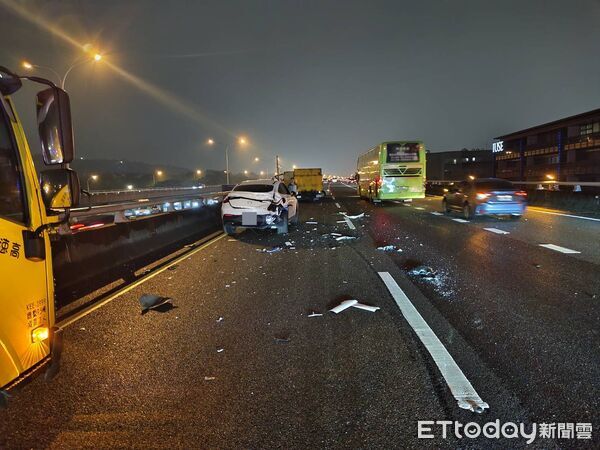 ▲國道中山高汐五高架北上路段6日傍晚發生4車追撞連環車禍 。(圖/記者張君豪翻攝)
