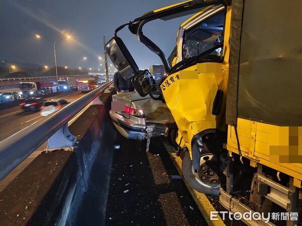 ▲國道中山高汐五高架北上路段6日傍晚發生4車追撞連環車禍 。(圖/記者張君豪翻攝)