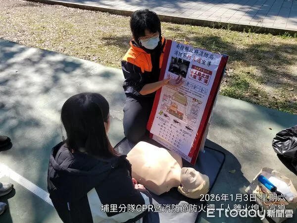 ▲埔里鎮唯一女性EMT-P宣導廚房爐火要「人離火熄」、救命要「叫叫壓電」。(圖/記者高堂堯翻攝,下同)