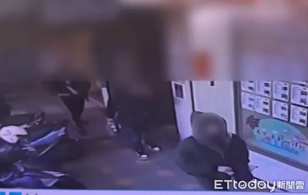 ▲▼基隆公寓驚傳兇殺!1男遭「器械攻擊」現場血跡斑斑,3名嫌疑人落網(圖/記者郭世賢翻攝)