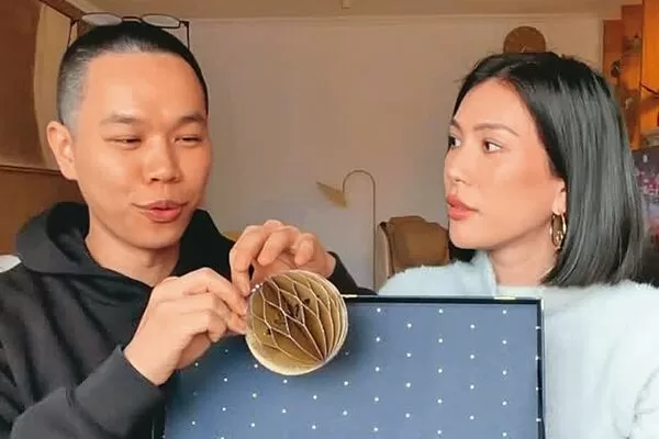 莫莉(右)與經紀人Henry(左),雖都在包車請款群組內,卻將被詐騙都咎責於匯款的前助理身上。(翻攝自莫莉IG)