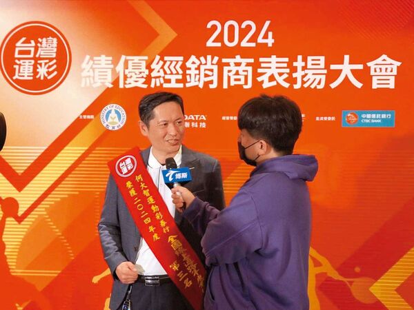 運彩公會理事長何昱奇(左)協助被害人組成自救會,並向檢調舉報。(翻攝何昱奇臉書)