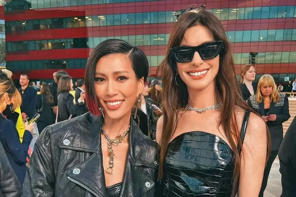 莫莉(左)曾在社群po出與安海瑟薇(右)的合照。(翻攝自莫莉IG)