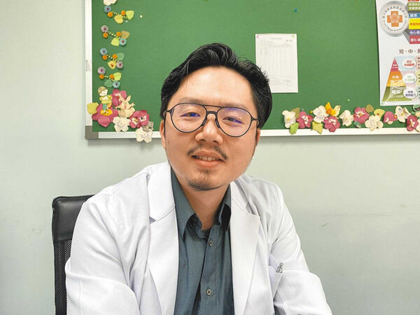 不止2名科主任,同樣任職於台中榮總神經外科、並擁有5.6萬名粉絲追蹤的廖致翔也被內部檢舉放任廠商上手術台執刀。(圖/報系資料照)