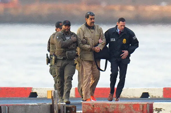 ▲▼委內瑞拉總統馬杜洛(Nicolas Maduro)及其妻子佛羅雷斯(Cilia Flores)遭美軍抓捕。(圖/達志影像/美聯社)