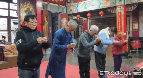 ▲▼ 位於辛柏毅老家的湖西天后宮,今天一早舉辦祈福儀式。(圖/記者陳洋翻攝,下同)