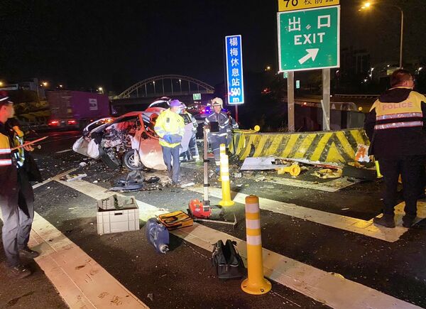 ▲國道一隊今天凌晨處理五楊高架南向楊梅匝道出口分隔島自撞意外,警消到場搶救。(圖/國道一隊提供)
