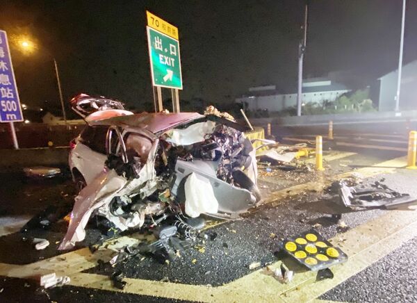 ▲國道一隊今天凌晨處理五楊高架南向楊梅匝道出口分隔島自撞意外,自小客車撞擊後幾成廢鐵。(圖/國道一隊提供)