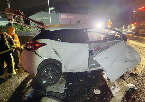 ▲國道一隊今天凌晨處理五楊高架南向楊梅匝道出口分隔島自撞意外,警消拖出受困駕駛送醫急救。(圖/國道一隊提供)