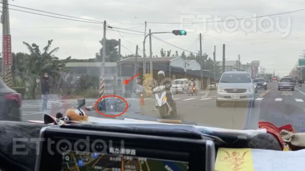 ▲男子倒臥在路中間,一動也不動 。(圖/記者吳奕靖翻攝)