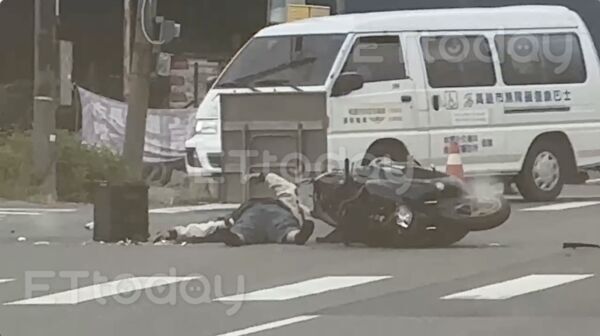 ▲男子倒臥在路中間,一動也不動 。(圖/記者吳奕靖翻攝)