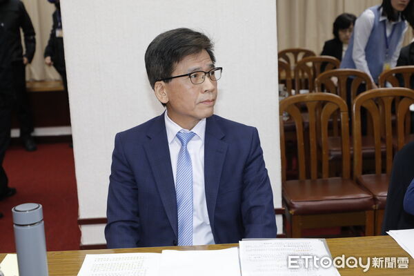 ▲▼立法院財政委員會邀請金融監督管理委員會主任委員彭金隆、財政部部長莊翠雲、國家發展委員會副主任委員就「如何引導國內資金擴大參與公共建設及策略性產業」進行專題報告,會前立委王世堅接受媒體聯訪。(圖/記者湯興漢攝)