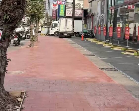▲賣場外鋪設紅磚道機車格不見了,網路全炸鍋。(圖/彰化市長林世賢提供)