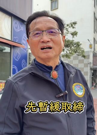 ▲賣場外鋪設紅磚道機車格不見了,網路全炸鍋。(圖/彰化市長林世賢提供)