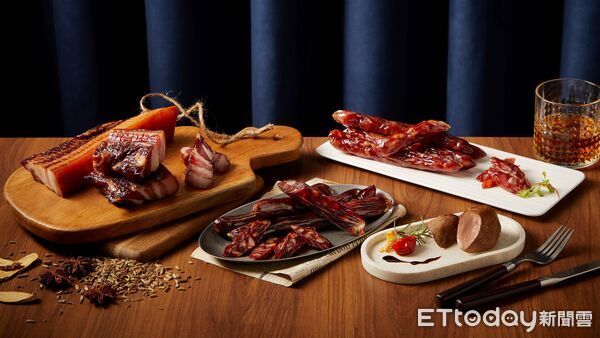 ▲黑橋牌攜手馬祖酒廠推出「馬祖老酒黑豬香腸」,以老酒入味黑豬肉,酒香溫潤、不奪主味,堆疊出台式年節的風土層次。(記者林東良翻攝,下同)