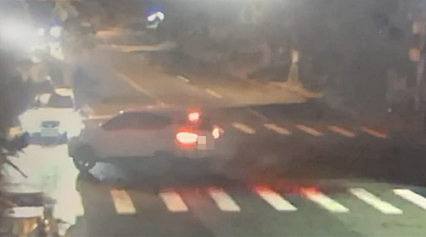 ▲中壢區昨天深夜在自強一路、自強四路路口處發生2輛自小客車碰撞事故,其中直行自小客車碰撞後翻覆,圖為碰撞前瞬間監視畫面。(圖/中壢警方提供)