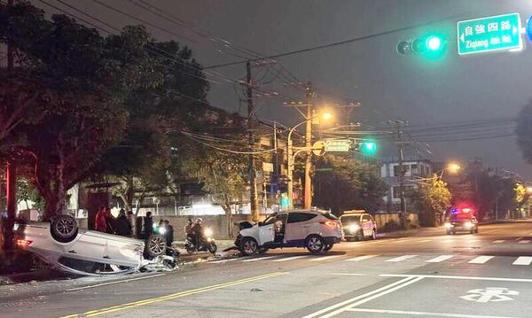 ▲中壢區昨天深夜在自強一路、自強四路路口處發生2輛自小客車碰撞事故,直行自小客車碰撞後翻覆,中壢警方到場處理。(圖/翻攝自臉書《內壢大小事》)