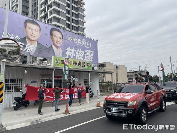 ▲林俊憲競選車隊行經新市大營,在大營靈昭宮參拜祈福,為初選最後衝刺期集氣。(記者林東良翻攝,下同)