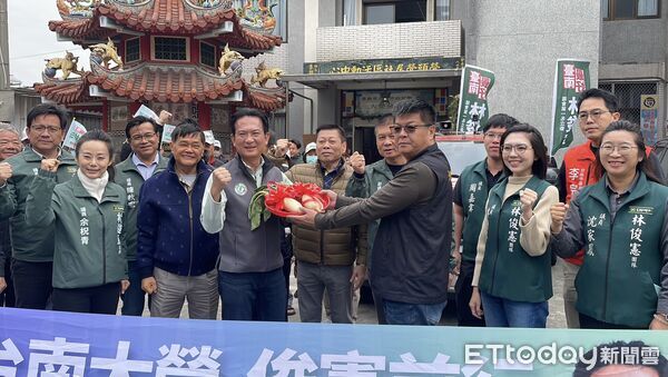 ▲林俊憲競選車隊行經新市大營,在大營靈昭宮參拜祈福,為初選最後衝刺期集氣。(記者林東良翻攝,下同)