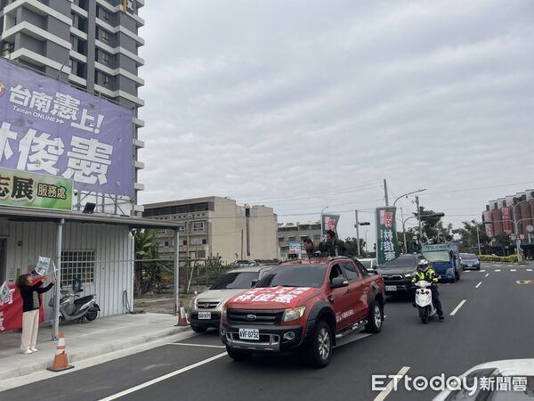 ▲林俊憲競選車隊行經新市大營,在大營靈昭宮參拜祈福,為初選最後衝刺期集氣。(記者林東良翻攝,下同)