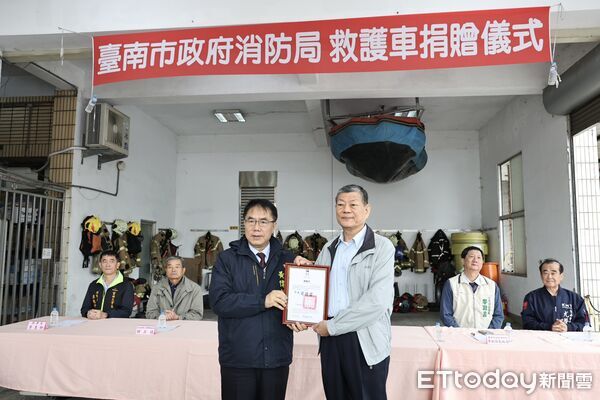 ▲鑫興鋁業捐贈高規格加護型救護車予台南市消防局,強化官田及周邊地區緊急救護量能。(記者林東良翻攝,下同)