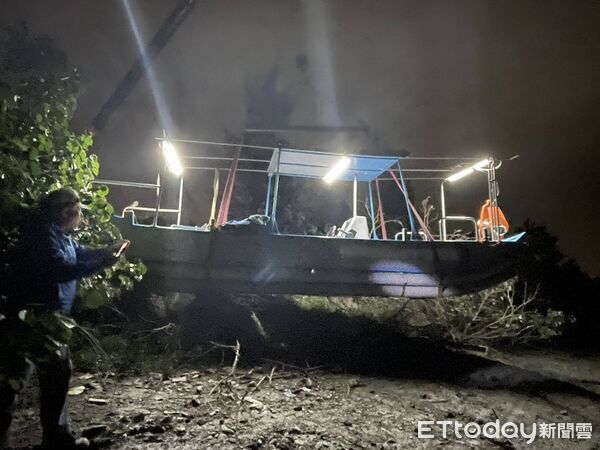 ▲苗栗龍鳳漁港發生罕見漁船失竊案,許姓失主po網,新竹熱心釣友發現下落通報,失而復得。(圖/記者楊永盛翻攝)