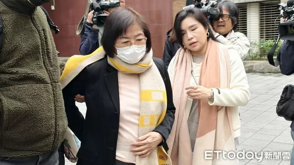 ▲▼國民黨台北市黨部前主委黃呂錦茹(白口罩)聲請交保不續戴電子腳環,主張雙腳負重不均造成臀腿痠痛,更妨礙她做精密健檢。(圖/記者黃哲民攝)