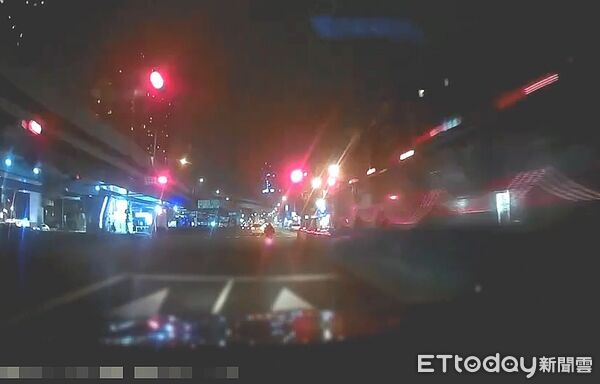 ▲張男毒駕講電話闖紅燈,沿途違規逃逸遭警方壓制逮捕。(圖/記者陸運陞翻攝)