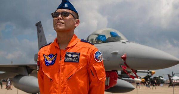 空軍一架F-16戰機6日在花蓮外海失事,上尉飛官辛柏毅疑似跳傘。(圖/翻攝自臉書@IDF.Chingkuo)