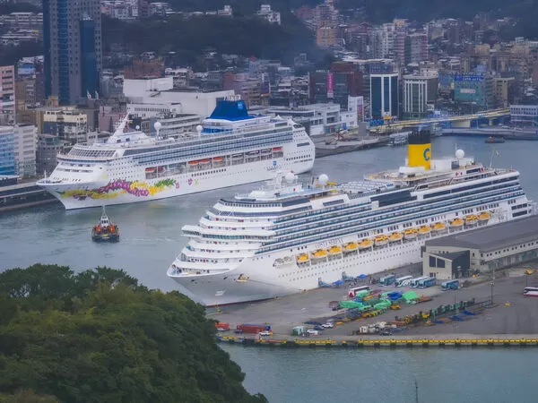 ▲挪威天空號(左)、歌詩達莎倫娜號(右)雙輪靠泊基隆港。(圖/基隆港務分公司)