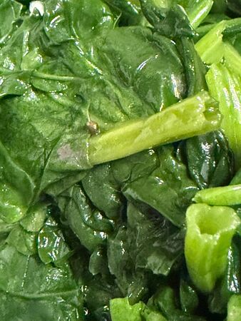 ▲▼高雄鼎泰豐出包!炒菠菜驚見「不速之客」 蝸牛、泥土嚇壞饕客。(圖/翻攝FB爆料公社公開版)