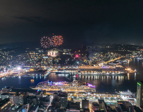 ▲探索星號(下左) 、地中海榮耀號(上右)雙輪靠泊基隆港。(圖/基隆港務分公司)